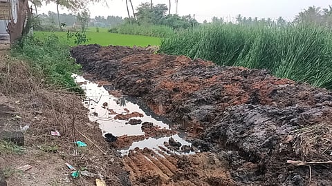ஆக்கிரமிக்கப்பட்டுள்ள இரும்பேடு ஏரியிருந்து மைனந்தல் ஏரிக்கு நீா் செல்லும் ஏரிக்கால்வாய்.