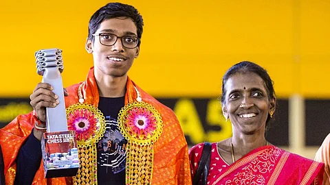 தனது தாயுடன் பிரக்ஞானந்தா