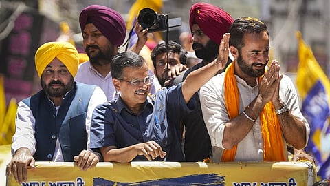 பிரசாரத்தில் ஆம் ஆத்மி கட்சியினர்.