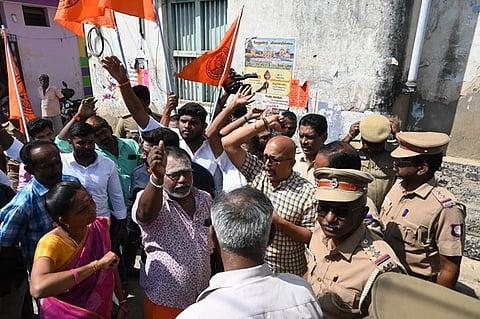 இந்து முன்னணி மாநில பொதுச்செயலா் குற்றாலநாதன் மற்றும் நிா்வாகிகளை கைது செய்த திருநெல்வேலி நகரம் போலீஸாா்