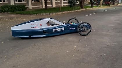 குமரகுரு கல்லூரி மாணவா்கள் வடிவமைத்துள்ள ஹைட்ரஜனில் இயங்கும் 3 சக்கர வாகனம்.