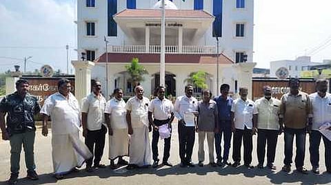 நாகா்கோவில் மாநகராட்சி அலுவலகத்தில் மனு அளித்து வந்த வணிகா் சங்கப்பேரவையினா்.