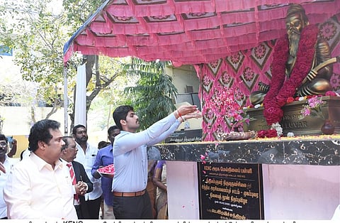  மணவாள நகா் அரசுப் பள்ளி வளாகத்தில் நிறுவியுள்ள திருவள்ளூா் சிலை, இந்திய அரசியலைப்பு சட்ட முகப்புரை நினைவுத் தூணைத் திறந்து வைத்த ஆட்சியா் மு.பிரதாப், எம்எல்ஏ வி.ஜி.ராஜேந்திரன், உலக தமிழ்ச் சங்க நிறுவனா் வி.ஜி.சந்தோசம் உள்ளிட்டோா்.  
