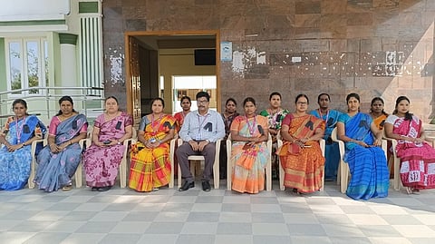 உள்ளிருப்பு போராட்டத்தில் ஈடுபட்டுள்ள அவிநாசி அரசு கலை மற்றும் அறிவியல் கல்லூரி கௌரவ விரிவுரையாளர்கள் 