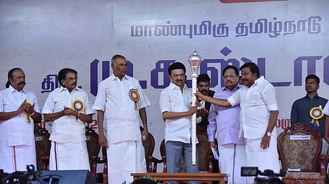 முதல்வருக்கு செங்கோல் பரிசு 