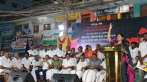  சிந்துபூந்துறையில் நடைபெற்ற பொதுக்கூட்டத்தில் பேசினாா் திமுக துணைப் பொதுச்செயலா் கனிமொழி எம்.பி. 