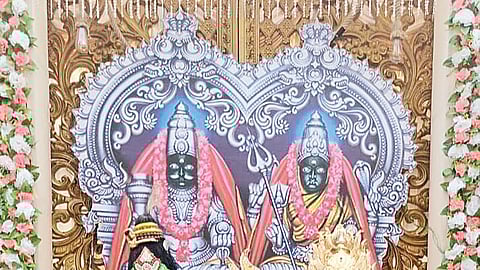 தெய்வ வேடங்களில் தெய்வீக நடனம்