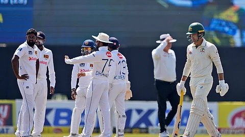 அலெக்ஸ் கேரி விக்கெட்டை வீழ்த்திய மகிழ்ச்சியில் இலங்கை வீரர்கள்.