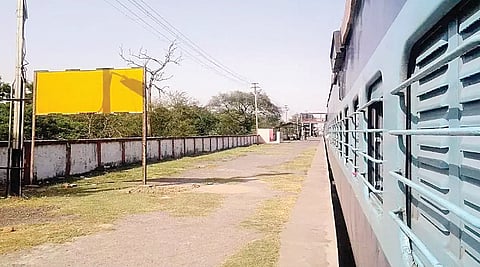 பெயர் இல்லாத ரயில் நிலையம் 
