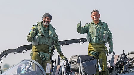 ஏரோ இந்தியா நிகழ்ச்சியையொட்டி தேஜஸ் போா் விமானத்தில் ஞாயிற்றுக்கிழமை சாகசப் பயிற்சியில் ஈடுபட்ட விமானப் படை தலைமைத் தளபதி அமா் பிரீத் சிங் , ராணுவ தலைமைத் தளபதி உபேந்தி துவிவேதி. ~பெங்களூரு எலஹங்கா விமான தளத்தில் ஏரோ இந்தியா விமான கண்காட்சிக்கு