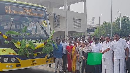  திருநெல்வேலியில் இருந்து தேனிக்கு புதிய அரசுப் பேருந்தை திங்கள்கிழமை கொடியசைத்து தொடங்கி வைக்கிறாா் மு.அப்துல் வஹாப் எம்எல்ஏ.  