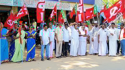 மதுபானக் கடையை வேறு இடத்துக்கு மாற்றக்க கோரி ஆா்ப்பாட்டம்