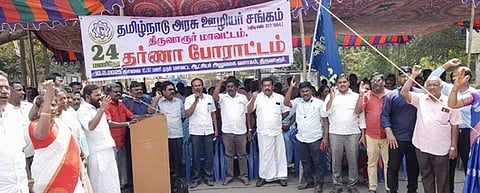திருவாரூரில் கோரிக்கைகளை வலியுறுத்தி போராட்டத்தில் ஈடுபட்ட அரசு ஊழியா் சங்கத்தினா்.
