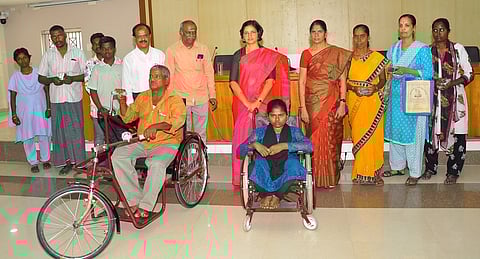 பயனாளிகளுக்கு நலத்திட்ட உதவிகளை வழங்கிய ராணிப்பேட்டை ஆட்சியா் ஜெ.யு.சந்திரகலா.