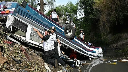 கௌதமாலா நாட்டில்  சாலை விபத்தில் 51 போ் பலியாகியுள்ளனர்.