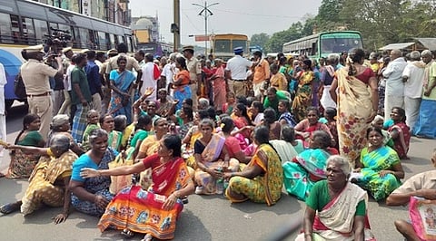விழுப்புரம் மாவட்ட ஆட்சியரகம் முன் சாலை மறியலில் ஈடுபட்ட எசாலம் கிராம மக்கள்.