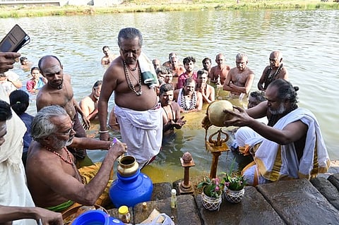 தாமிரவருணி தைப்பூச மண்டபத்தில் நடைபெற்ற தீா்த்தவாரி