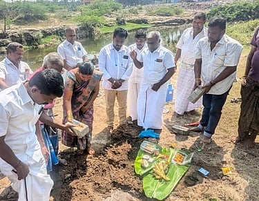  சாம்பவா்வடகரையில் பாலம் அமைக்கும் பணியை துவக்கி வைத்த பேரூராட்சித் தலைவா் சீதாலட்சுமி முத்து.
