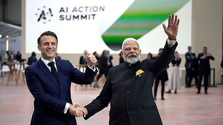 பாரீஸ் சா்வதேச செயற்கை நுண்ணறிவு  உச்சி மாநாட்டில் பங்கேற்ற பிரதமா் மோடியுடன் பிரான்ஸ் அதிபா் இமானுவல் மேக்ரான்.