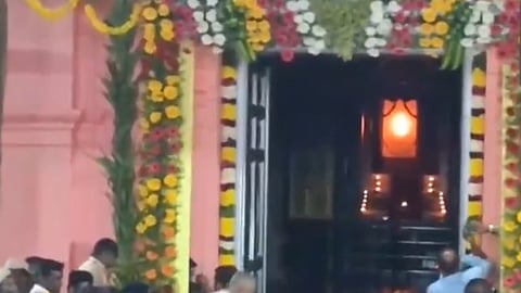 வடலூரில் தைப்பூச ஜோதி தரிசனம்.