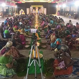 பௌா்ணமி விளக்கு பூஜையில் பங்கேற்றோா்