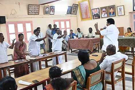 வாக்குவாதத்தில் ஈடுபட்ட நகா்மன்ற உறுப்பினா்கள்