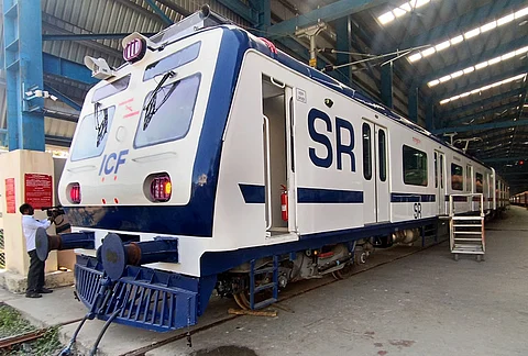 குளிா்சாதன வசதி கொண்ட புறநகா் மின்சார ரயில்