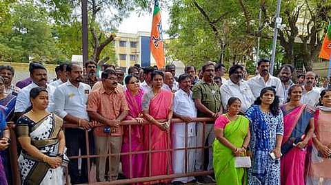 ஆட்சியா் அலுவலகத்திற்கு மனு அளிக்க வந்த பாஜகவினா்