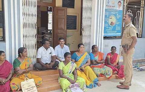 தா்னா போராட்டத்தில் ஈடுபட்ட ஊராட்சி உறுப்பினா்கள்