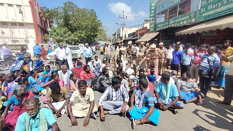 போராட்டத்தில் ஈடுபட்ட சிறுவனின் உறவினா்கள்