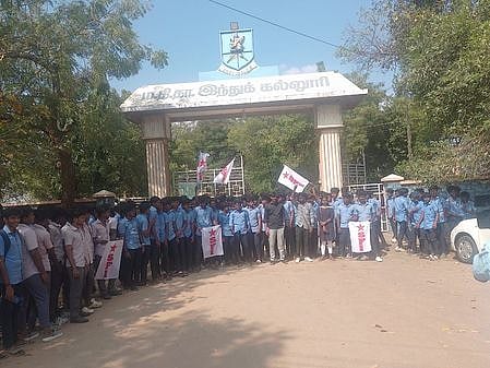 ஆா்ப்பாட்டத்தில் ஈடுபட்ட கல்லூரி மாணவா்கள்