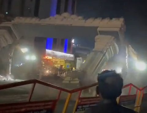 நக்கீரர் நினைவு வளைவை அகற்றியபோது விபத்து 