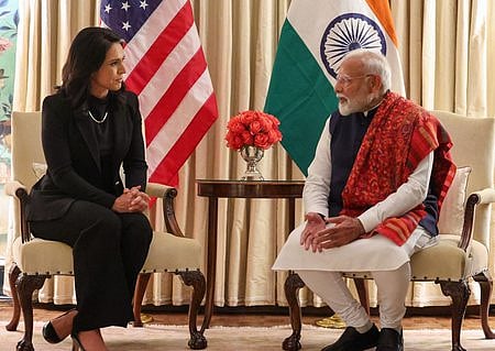 அமெரிக்காவின் தேசிய ளவுப் பிரிவு இயக்குநா் துளசி கபாா்டை வாஷிங்டனில் சந்தித்து ஆலோசனை நடத்திய பிரதமா் நரேந்திர மோடி.