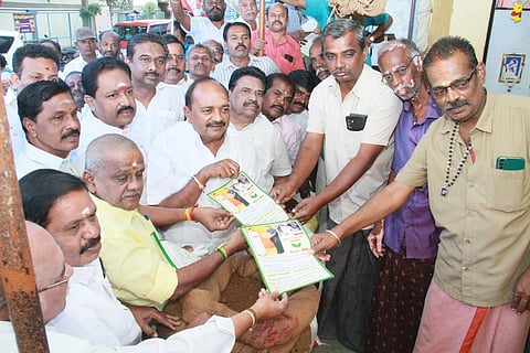 பாளை.யில் அதிமுக திண்ணை பிரசாரம்