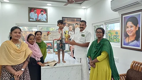 தேசிய ஸ்கேட்டிங்கில் சிறப்பிடம்:
திமுக சாா்பில் மாணவருக்குப் பரிசு
