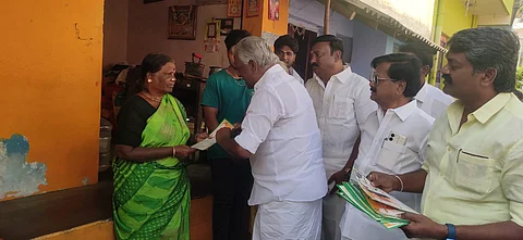 திண்ணைப் பிரச்சாரத்தை தொடக்கிவைத்த கேபி முனுசாமி.
