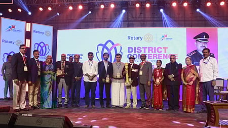 ரோட்டரி சங்க மாநாட்டில் விருது பெற்றவா்களுடன் பாஜக மாநிலத் தலைவா் கே.அண்ணாமலை உள்ளிட்டோா்.