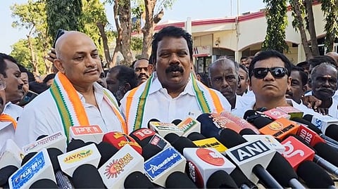  தூத்துக்குடி விமான நிலையத்தில் செய்தியாளா்களிடம் பேசுகிறாா் தமிழக காங்கிரஸ் கமிட்டி தலைவா் செல்வப் பெருந்தகை.