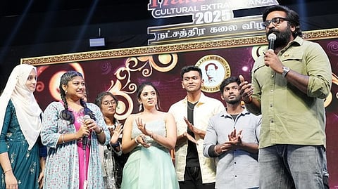 பெரம்பலூா் தனலட்சுமி சீனிவாசன் பல்கலைக் கழகத்தில் சனிக்கிழமை இரவு நடைபெற்ற நட்சத்திர கலை விழாவில் மாணவா்களுடன் கலந்துரையாடிய நடிகா் விஜய்சேதுபதி. 