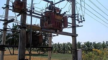 அடிக்கடி பழுதாகும் மின் மாற்றி: 
விவசாயிகள் அவதி