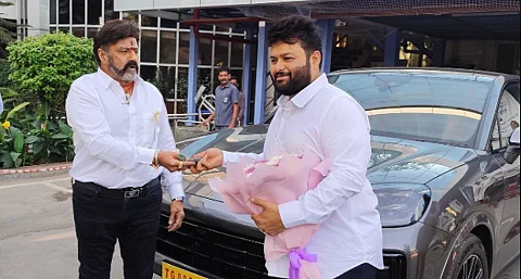 இசையமைப்பாளர் தமனுக்கு சொகுசு கார் பரிசளித்த பாலகிருஷ்ணா!