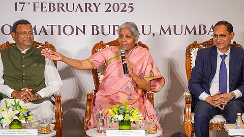 நிதியமைச்சர் நிர்மலா சீதாராமன், நிதித் துறை செயலாளர் துஹின் காந்தா பாண்டே