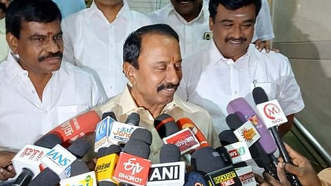 செய்தியாளா்களுக்கு பேட்டியளித்த அதிமுக முன்னாள் அமைச்சா் கே.ஏ. செங்கோட்டையன்.