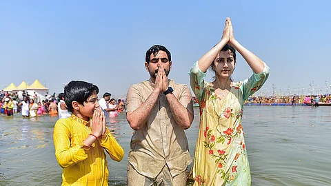 ஆந்திர பிரதேச முதல்வர் சந்திரபாபு நாயுடுவின் மகன் அமைச்சர் நாரா லோகேஷ் குடும்பத்துடன் புனித நீராடல் 
