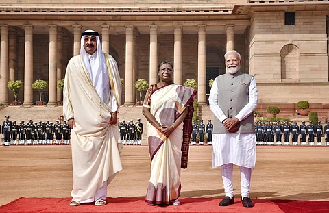பிரதமா் நரேந்திர மோடியின் அழைப்பின் பேரில் 2 நாள் அரசுமுறைப் பயணமாக இந்திய வந்துள்ள கத்தார் மன்னர் ஷேக் தமீம் பின் ஹமாத்தை வரவேற்ற குடியரசு தலைவர் திரௌபதி முர்மு, பிரதமர் நரேந்திர மோடி.