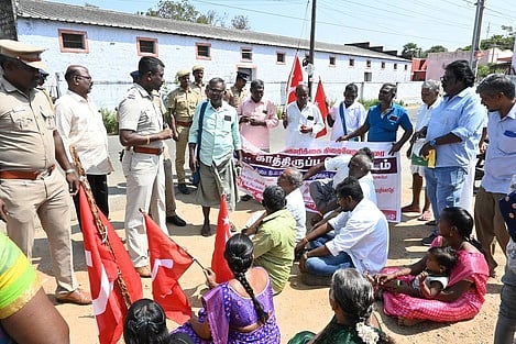  தென்காசி மாவட்ட ஆட்சியா் அலுவலகம் செல்லும் வழியில் அமா்ந்து போராட்டத்தில் ஈடுபட்டோா். 