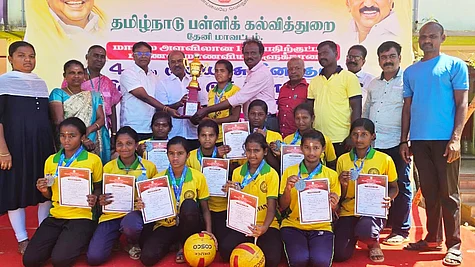 எறிபந்து போட்டியில் மாநில அளவில் 2-ஆம் இடம் பெற்ற மாணவிகள்.