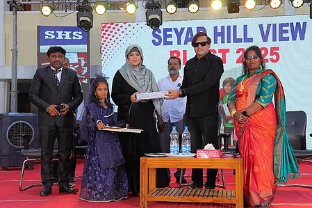  மாணவிக்கு பரிசு வழங்கினாா் ஆட்சிக்குழு உறுப்பினா் செய்யது நவாஸ்.