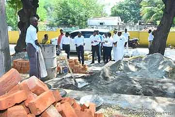 வீரகேரளம்புதூா் வட்டம் பரங்குன்றாபுரத்தில் திட்டப் பணியை ஆய்வு செய்த மாவட்ட ஆட்சியா் ஏ.கே.கமல்கிஷோா்.