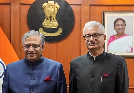 தில்லியில் இந்திய தோ்தல் ஆணைய அலுவலகத்தில் புதன்கிழமை பதவியேற்ற தலைமைத் தோ்தல் ஆணையா் ஞானேஷ் குமாா்  மற்றும் தோ்தல் ஆணையா் விவேக் ஜோஷி. 